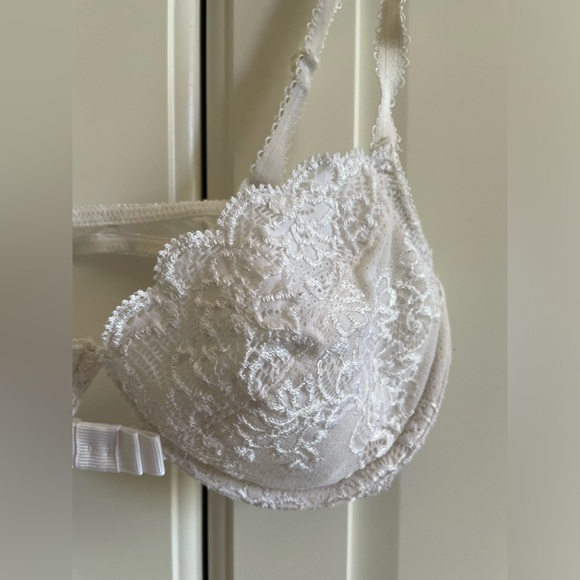 Vintage white lace bra with front closure - Picture 2 of 5